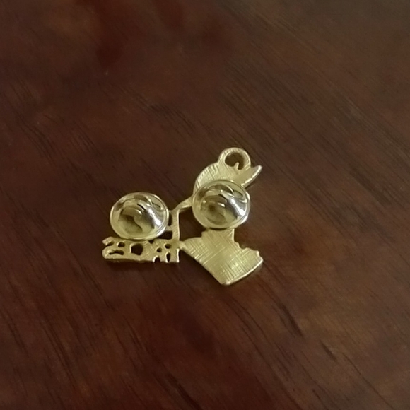 Goldtone Vintage Lapel Pin Brooch with Hat Design 'I DO FACES' - Picture 2 of 3